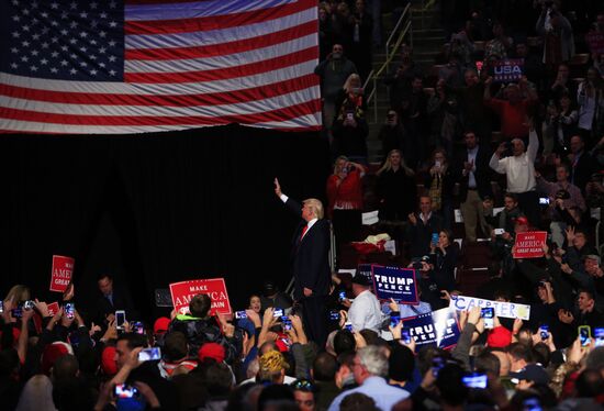 Donald Trump and Mike Pence meet with voters in Pennsylvania