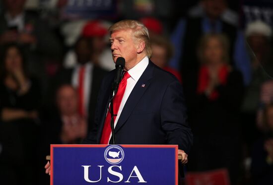 Donald Trump and Mike Pence meet with voters in Pennsylvania