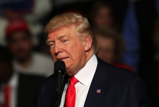 Donald Trump and Mike Pence meet with voters in Pennsylvania
