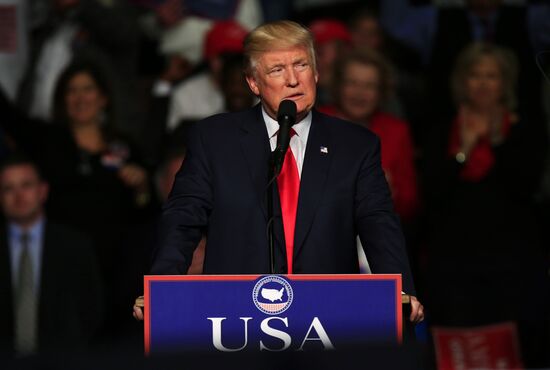 Donald Trump and Mike Pence meet with voters in Pennsylvania