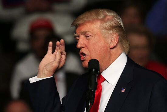 Donald Trump and Mike Pence meet with voters in Pennsylvania