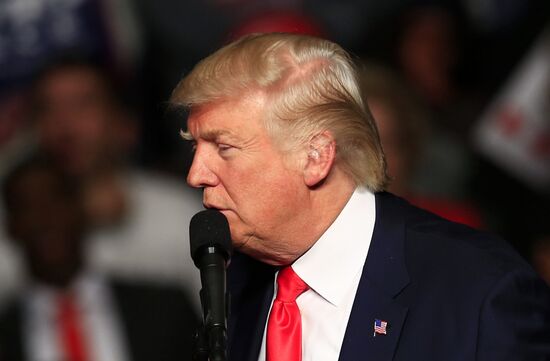 Donald Trump and Mike Pence meet with voters in Pennsylvania
