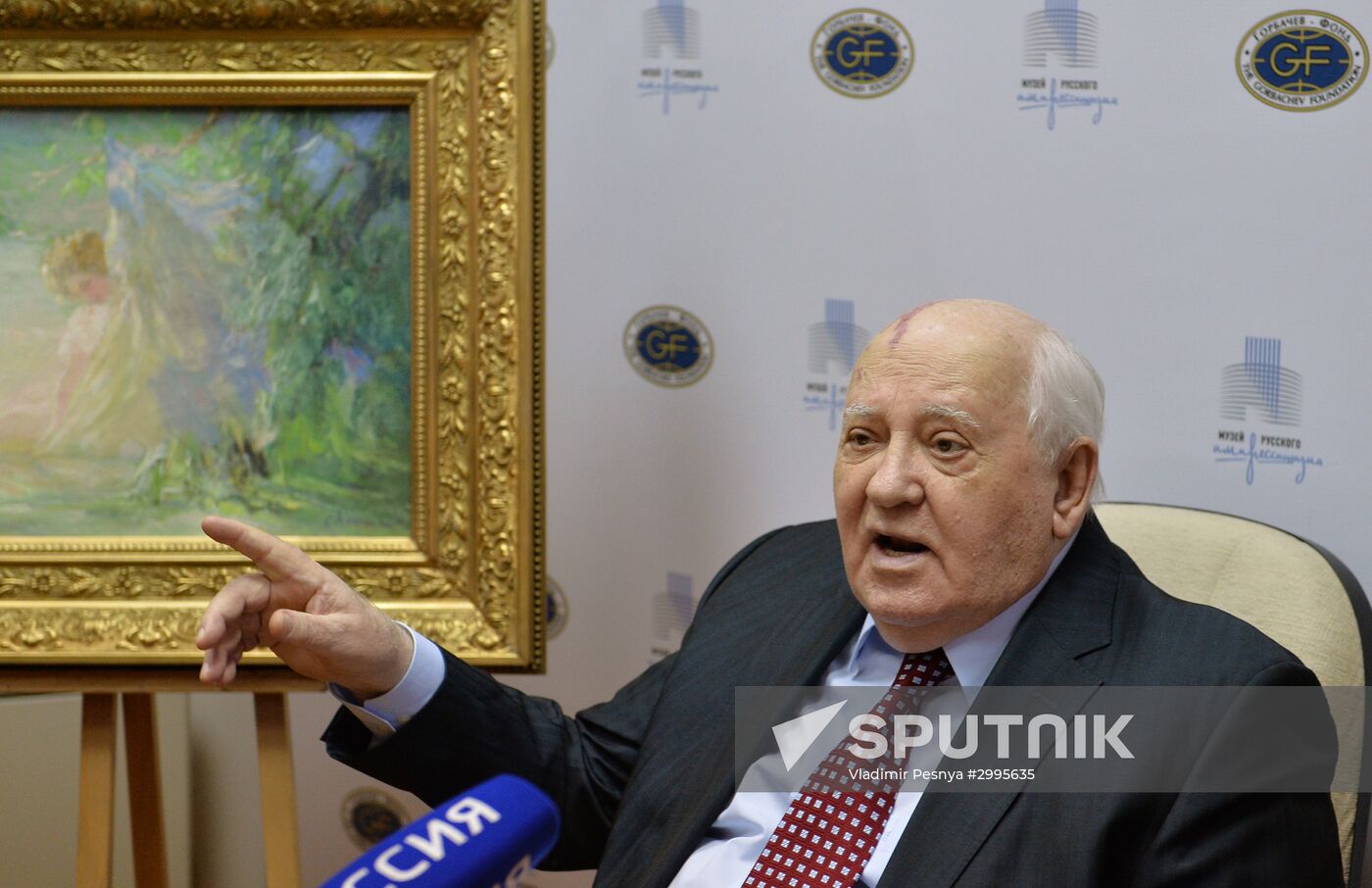 Mikhail Gorbachev hands out pictures to Museum of Russian Impressionism