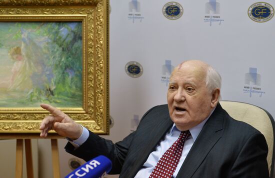 Mikhail Gorbachev hands out pictures to Museum of Russian Impressionism