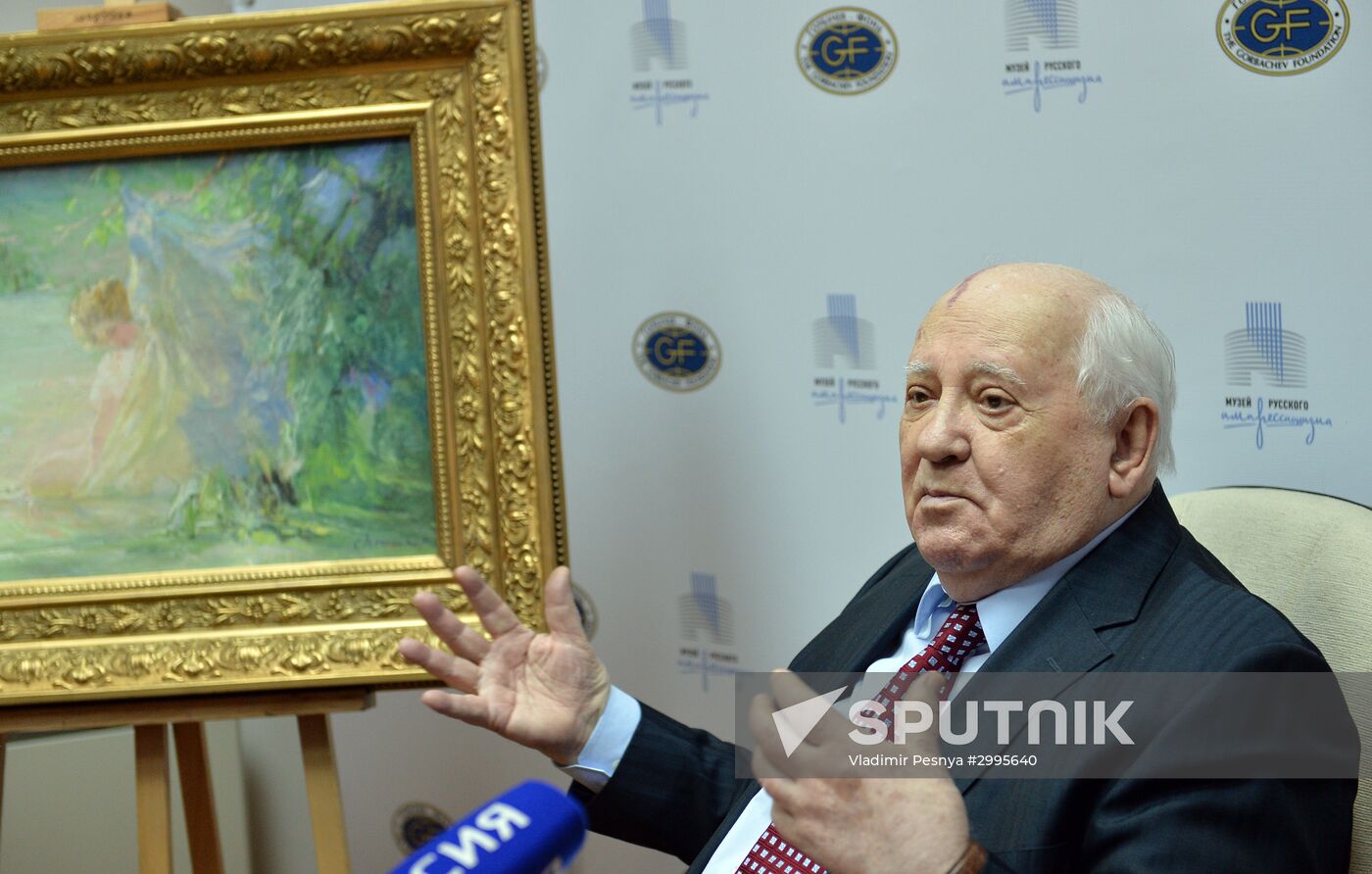 Mikhail Gorbachev hands out pictures to Museum of Russian Impressionism