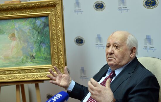 Mikhail Gorbachev hands out pictures to Museum of Russian Impressionism