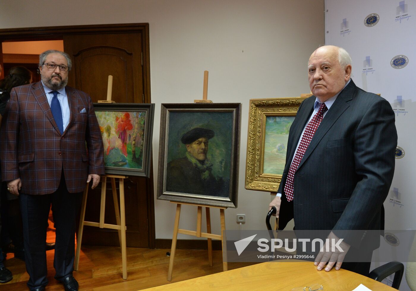 Mikhail Gorbachev hands out pictures to Museum of Russian Impressionism