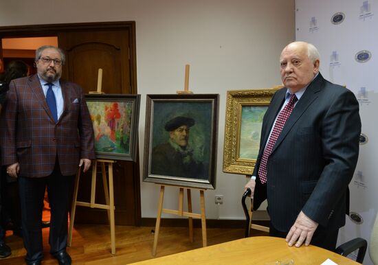 Mikhail Gorbachev hands out pictures to Museum of Russian Impressionism