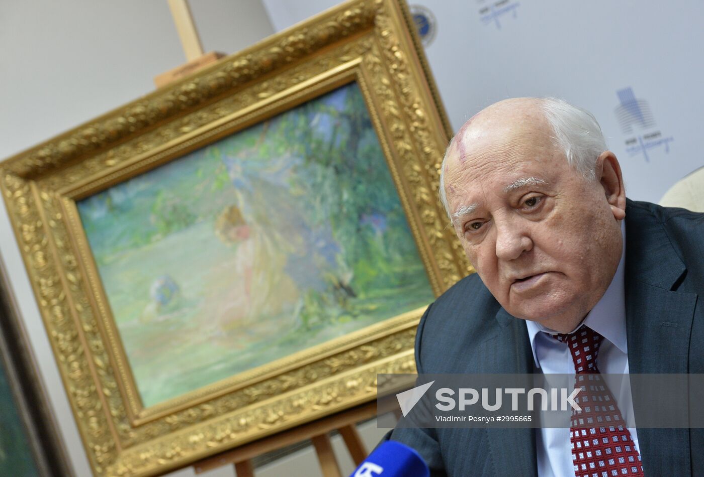 Mikhail Gorbachev hands out pictures to Museum of Russian Impressionism