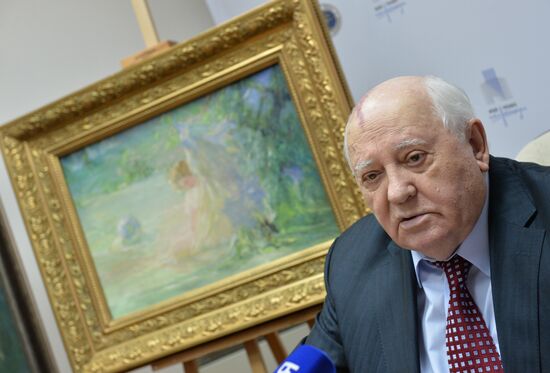Mikhail Gorbachev hands out pictures to Museum of Russian Impressionism