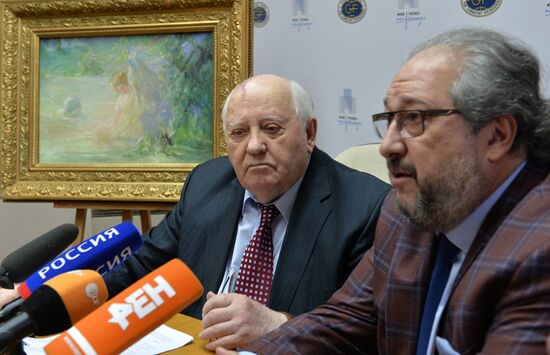 Mikhail Gorbachev hands out pictures to Museum of Russian Impressionism