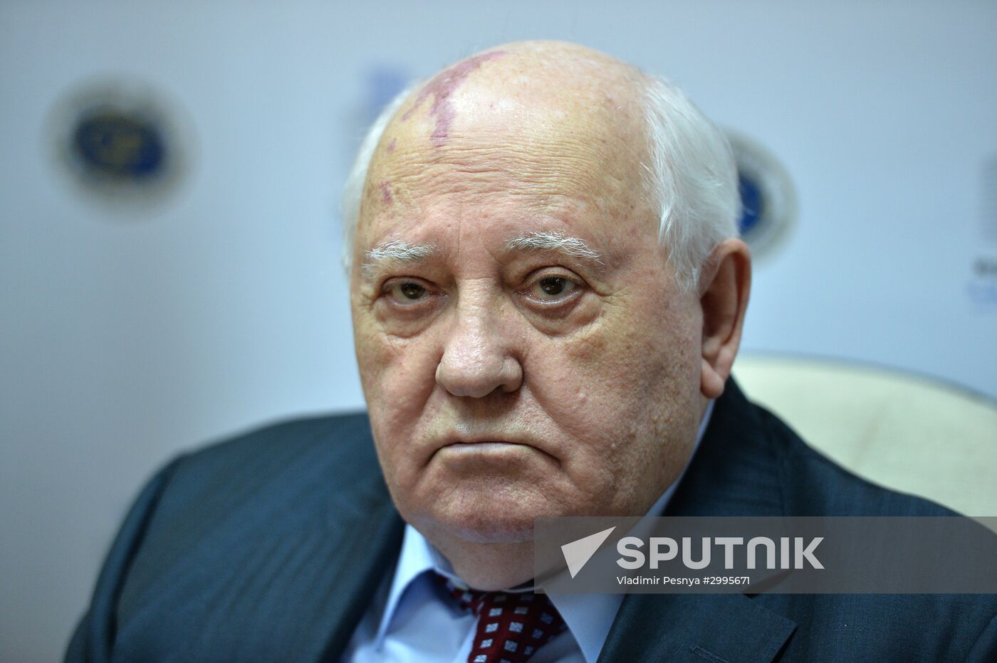 Mikhail Gorbachev hands out pictures to Museum of Russian Impressionism