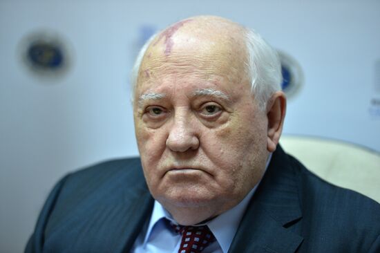 Mikhail Gorbachev hands out pictures to Museum of Russian Impressionism