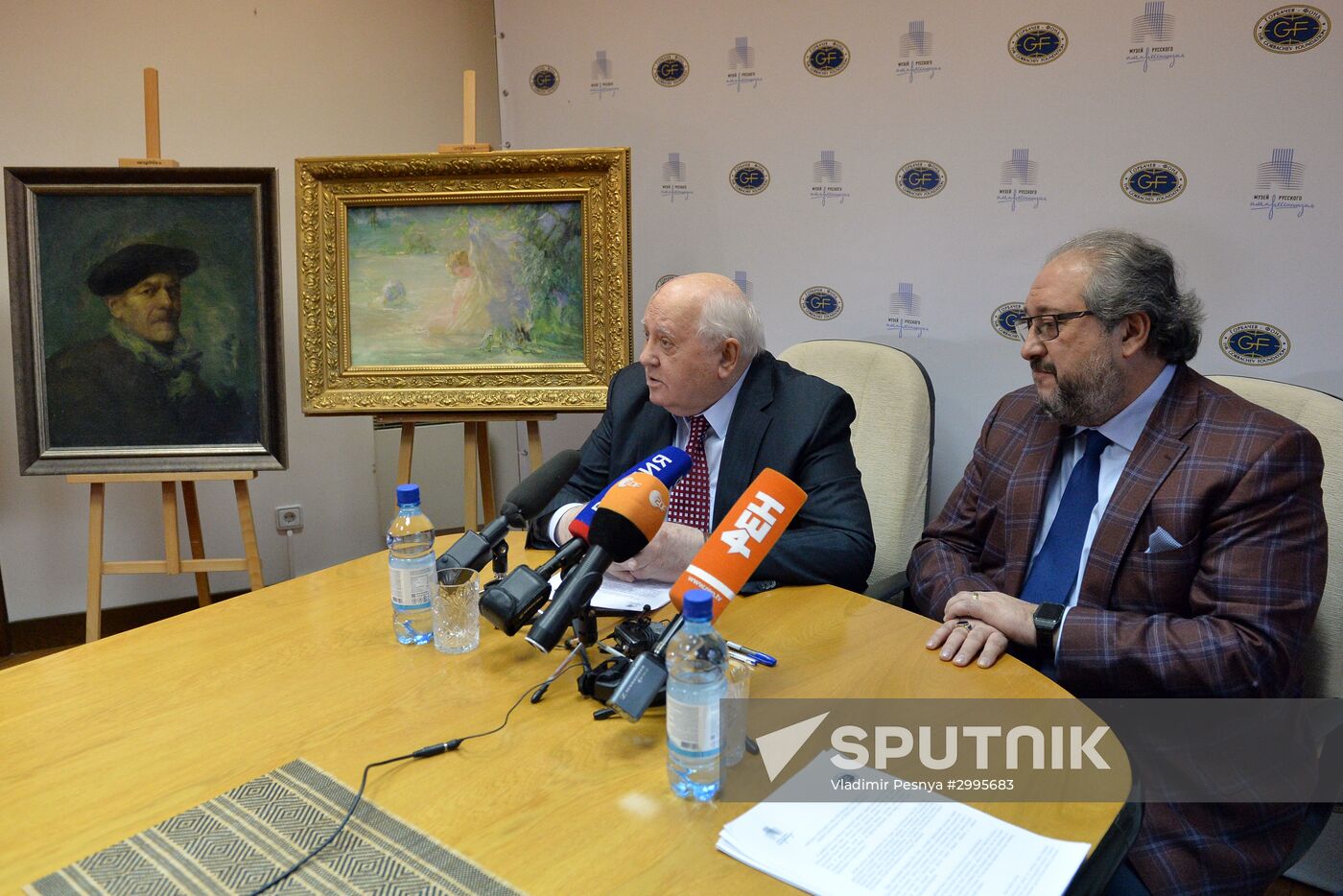 Mikhail Gorbachev hands out pictures to Museum of Russian Impressionism