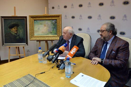Mikhail Gorbachev hands out pictures to Museum of Russian Impressionism