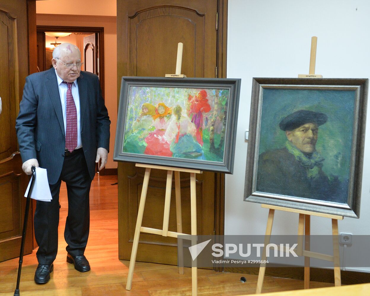 Mikhail Gorbachev hands out pictures to Museum of Russian Impressionism