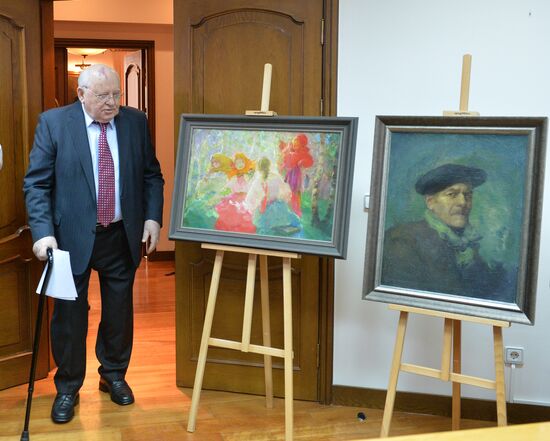 Mikhail Gorbachev hands out pictures to Museum of Russian Impressionism