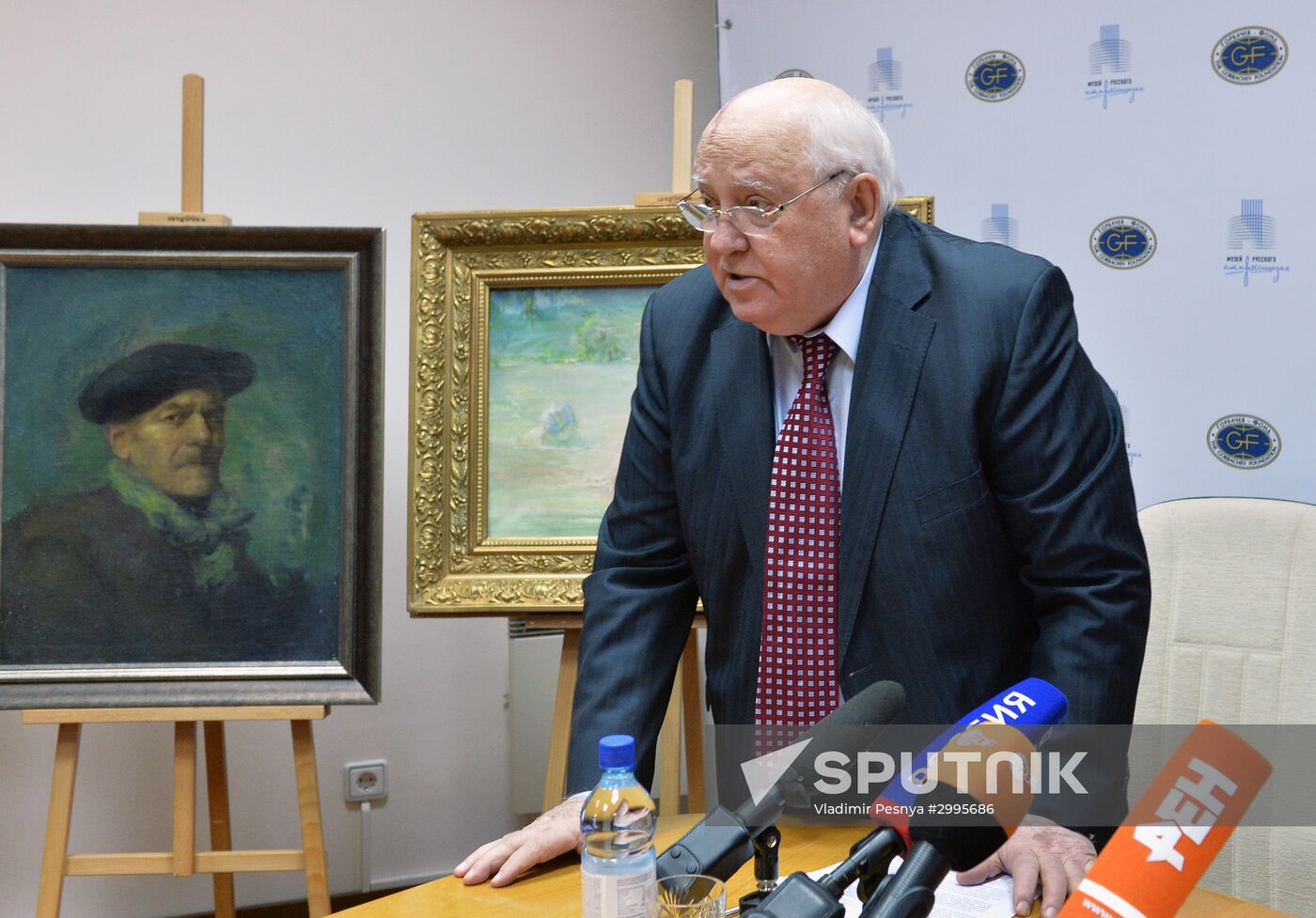 Mikhail Gorbachev hands out pictures to Museum of Russian Impressionism