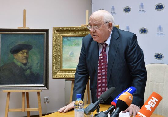 Mikhail Gorbachev hands out pictures to Museum of Russian Impressionism