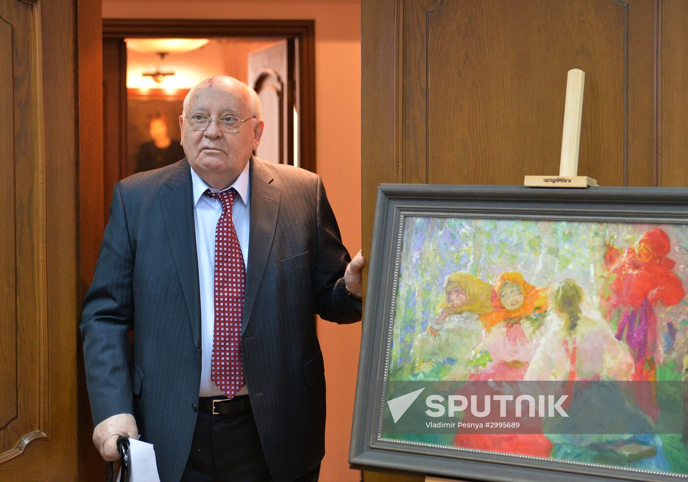 Mikhail Gorbachev hands out pictures to Museum of Russian Impressionism