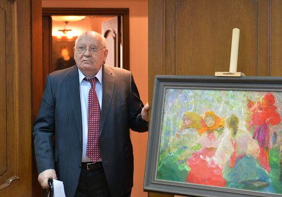 Mikhail Gorbachev hands out pictures to Museum of Russian Impressionism