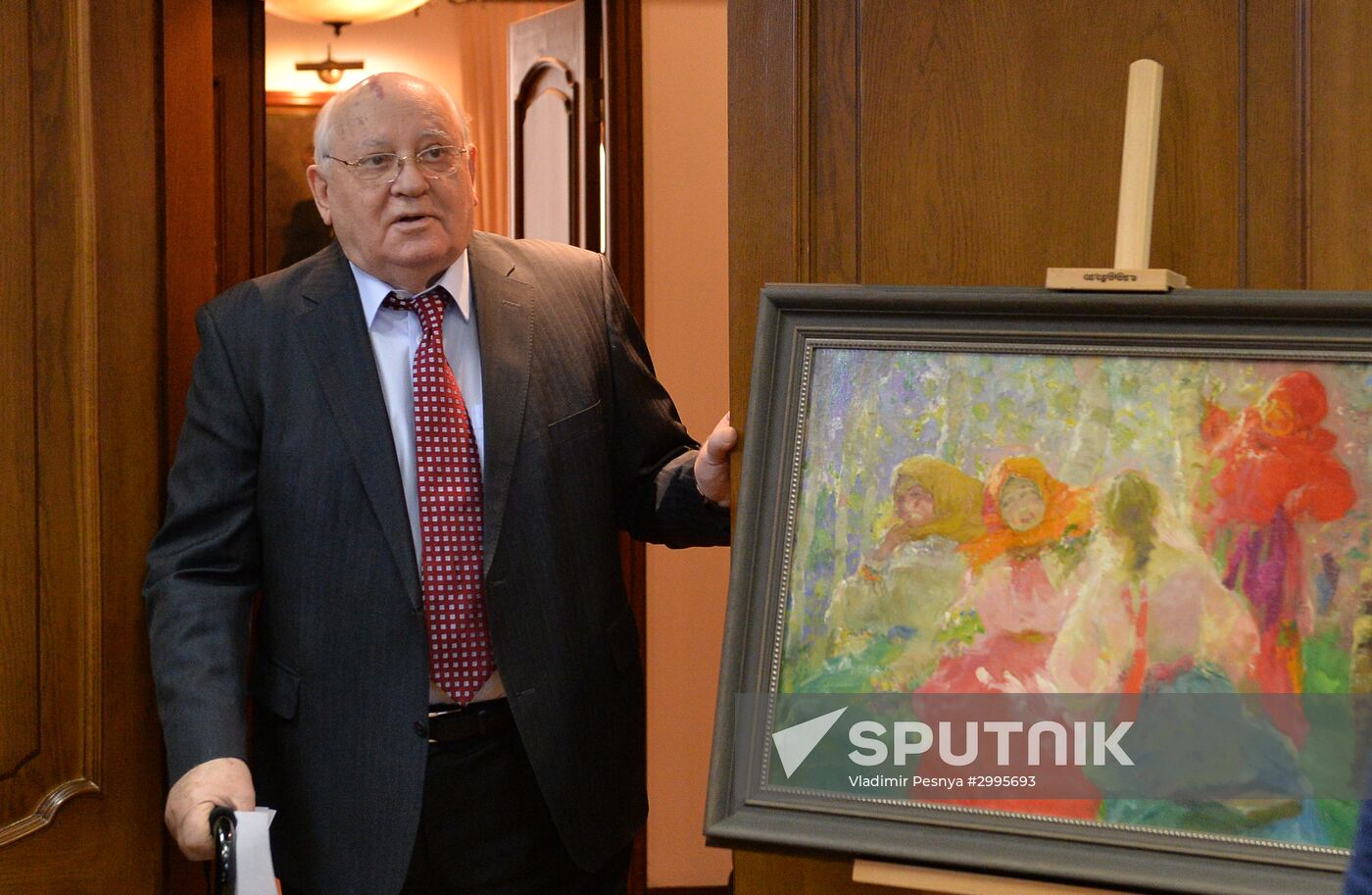 Mikhail Gorbachev hands out pictures to Museum of Russian Impressionism