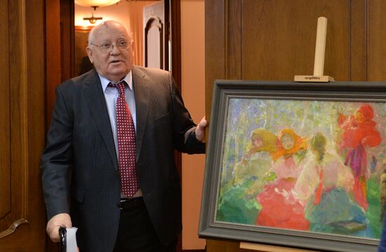 Mikhail Gorbachev hands out pictures to Museum of Russian Impressionism