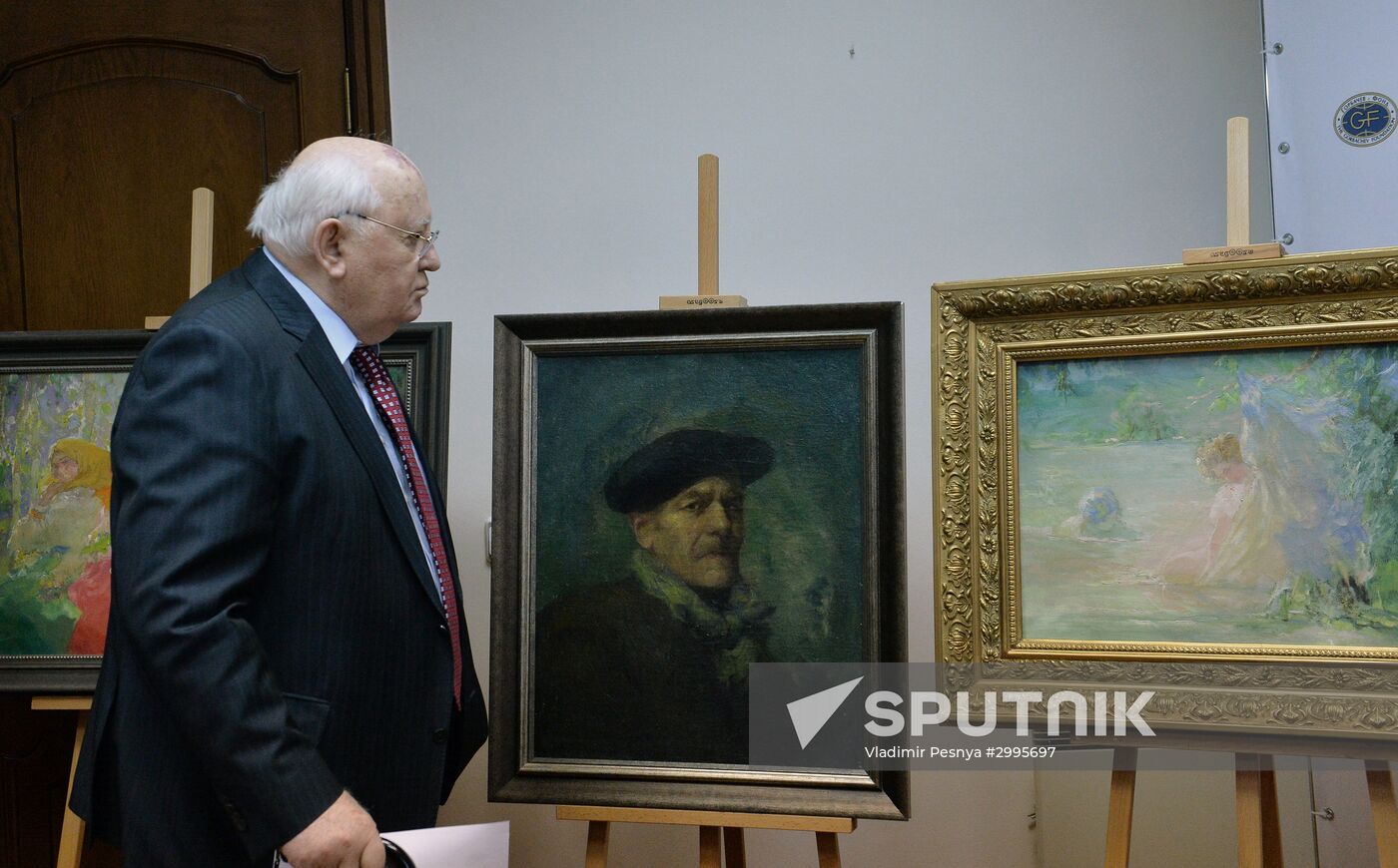 Mikhail Gorbachev hands out pictures to Museum of Russian Impressionism