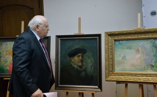 Mikhail Gorbachev hands out pictures to Museum of Russian Impressionism