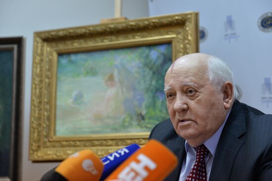 Mikhail Gorbachev hands out pictures to Museum of Russian Impressionism