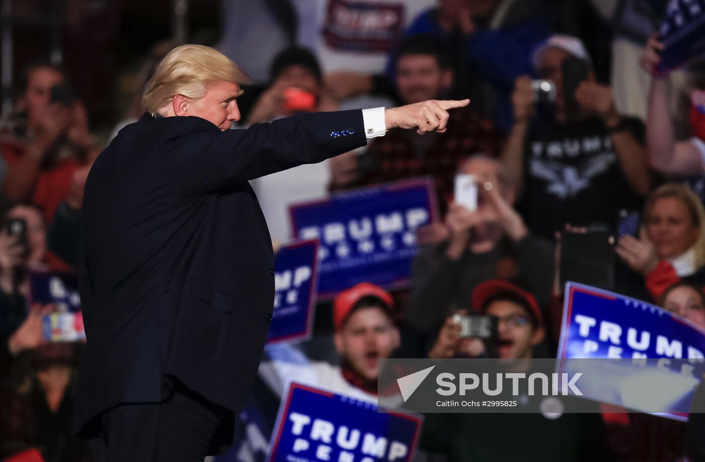 Donald Trump and Mike Pence meet with voters in Pennsylvania