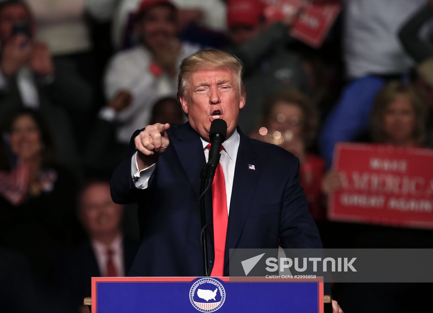 Donald Trump and Mike Pence meet with voters in Pennsylvania