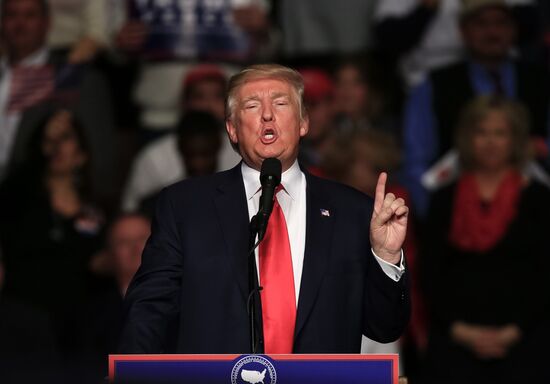 Donald Trump and Mike Pence meet with voters in Pennsylvania
