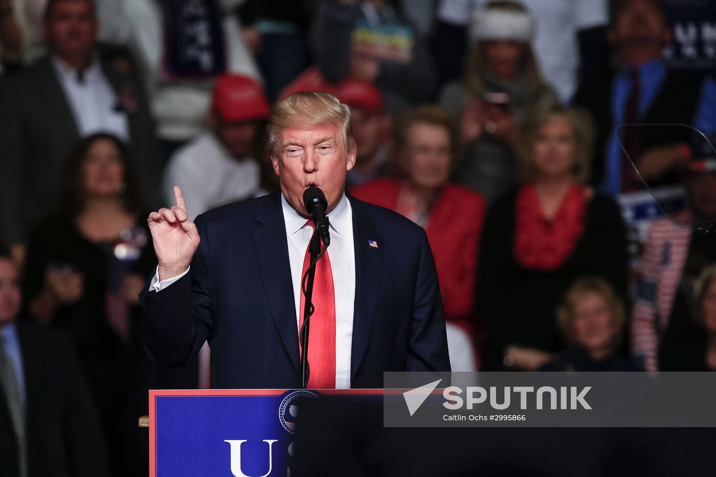Donald Trump and Mike Pence meet with voters in Pennsylvania