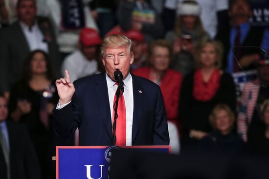 Donald Trump and Mike Pence meet with voters in Pennsylvania