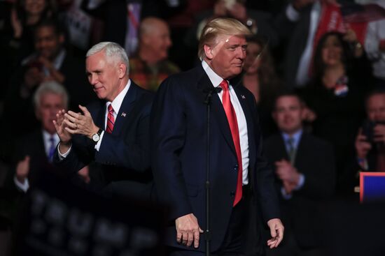 Donald Trump and Mike Pence meet with voters in Pennsylvania