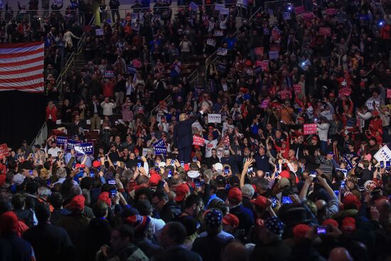Donald Trump and Mike Pence meet with voters in Pennsylvania