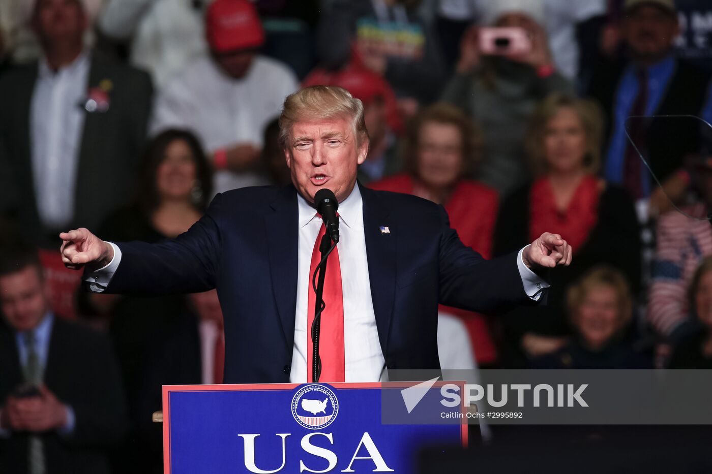 Donald Trump and Mike Pence meet with voters in Pennsylvania