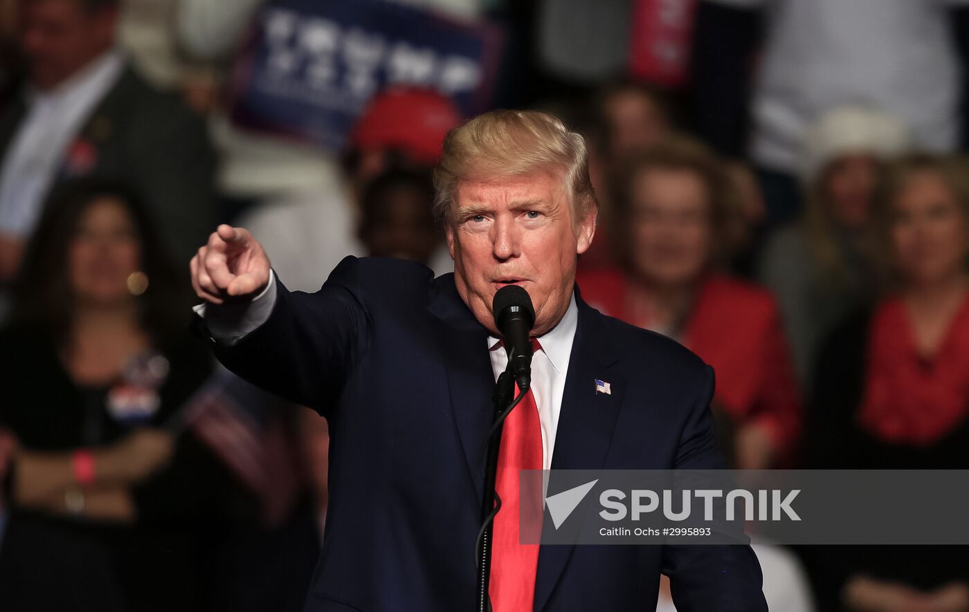 Donald Trump and Mike Pence meet with voters in Pennsylvania