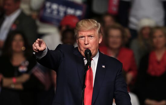Donald Trump and Mike Pence meet with voters in Pennsylvania