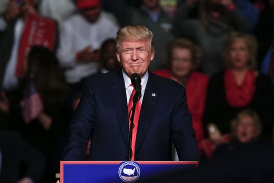 Donald Trump and Mike Pence meet with voters in Pennsylvania