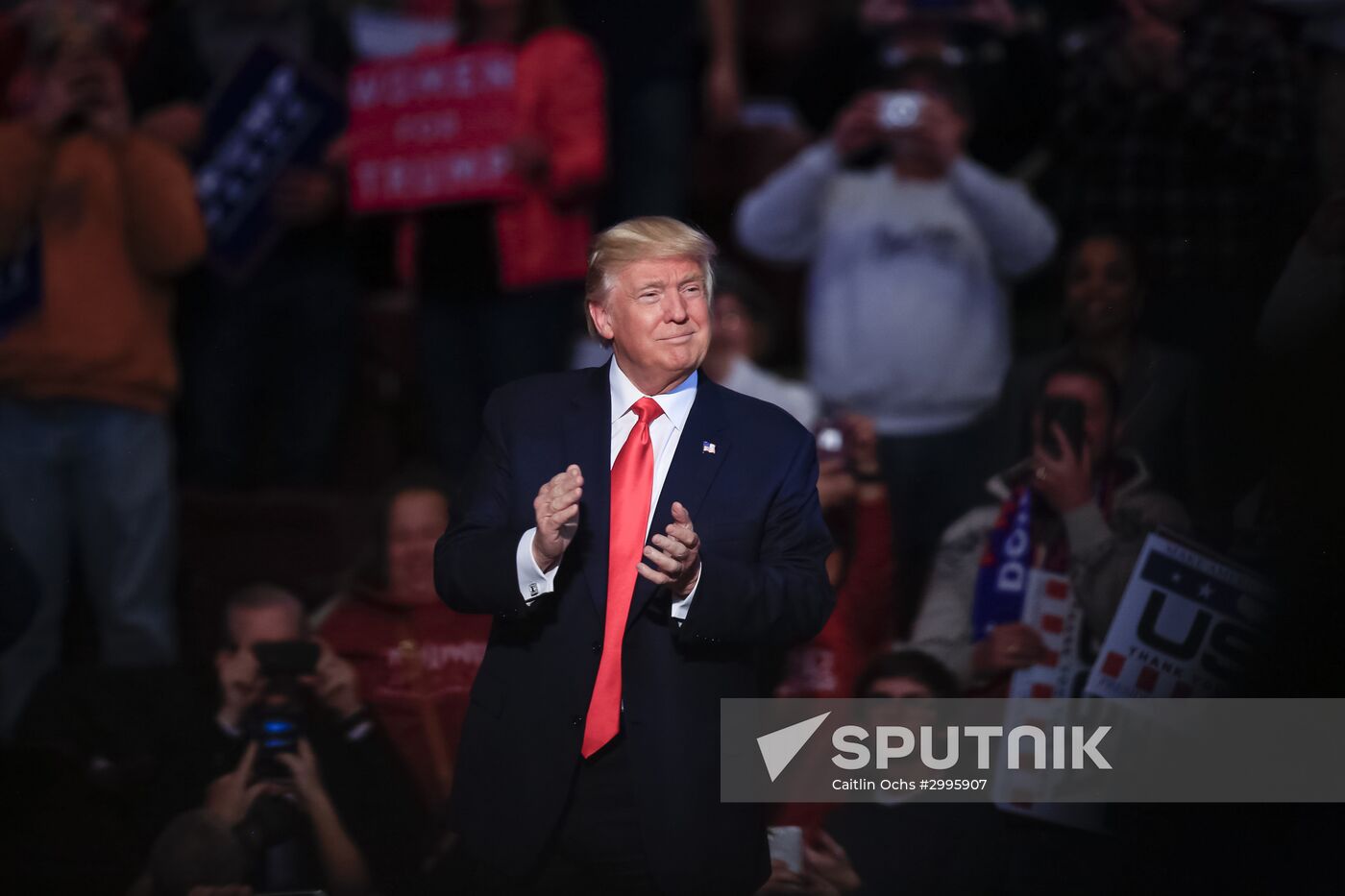 Donald Trump and Mike Pence meet with voters in Pennsylvania