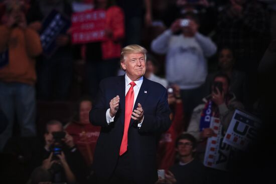 Donald Trump and Mike Pence meet with voters in Pennsylvania