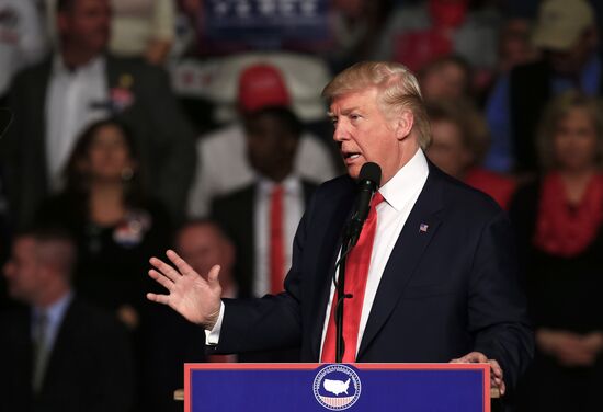 Donald Trump and Mike Pence meet with voters in Pennsylvania