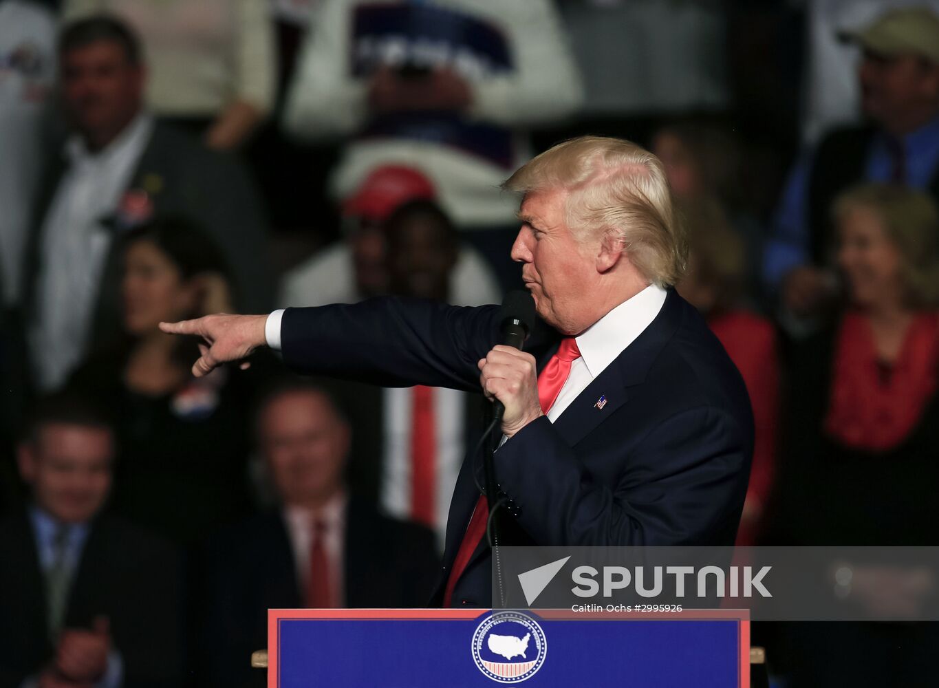 Donald Trump and Mike Pence meet with voters in Pennsylvania
