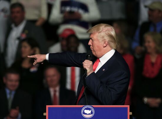 Donald Trump and Mike Pence meet with voters in Pennsylvania