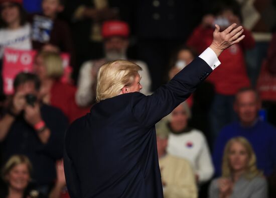Donald Trump and Mike Pence meet with voters in Pennsylvania