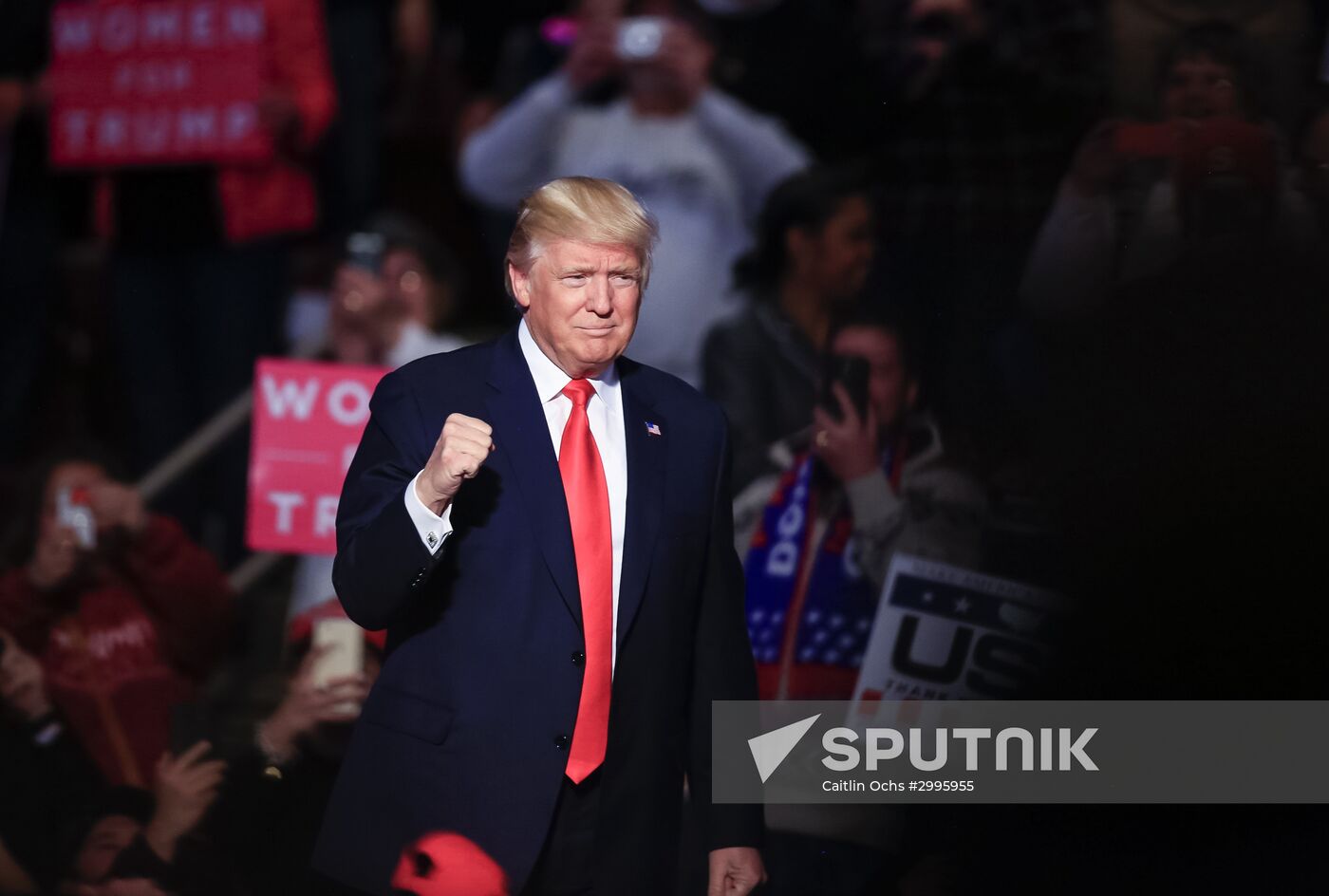 Donald Trump and Mike Pence meet with voters in Pennsylvania