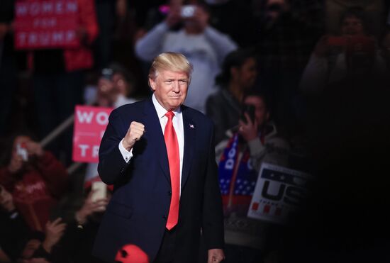 Donald Trump and Mike Pence meet with voters in Pennsylvania