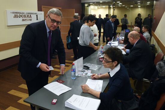 PARNAS party holds convention